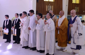 Photo: Inter-religious prayer service held in Kamakura with Fr. Taka (middle) , parish priest in Yukinoshita Catholic church